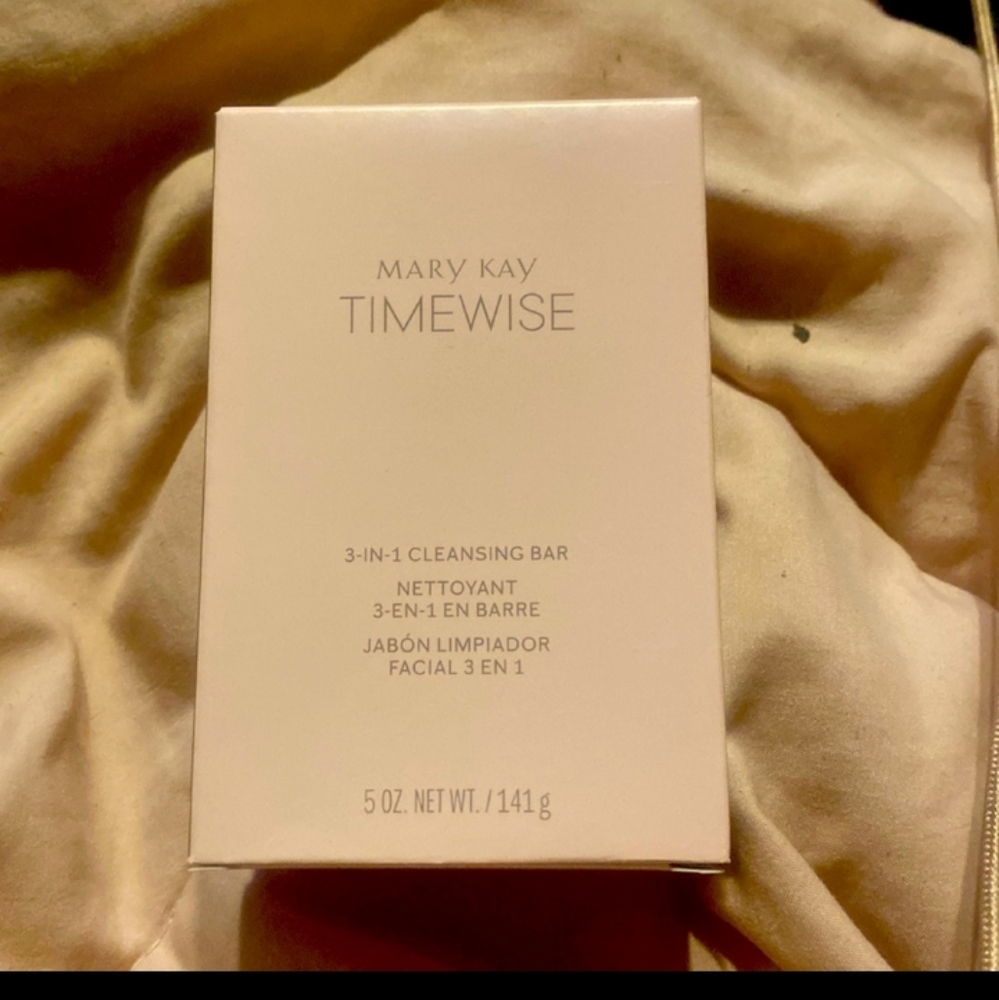 Mary Kay TimeWise 3- in- 1 Cleansing Bar.